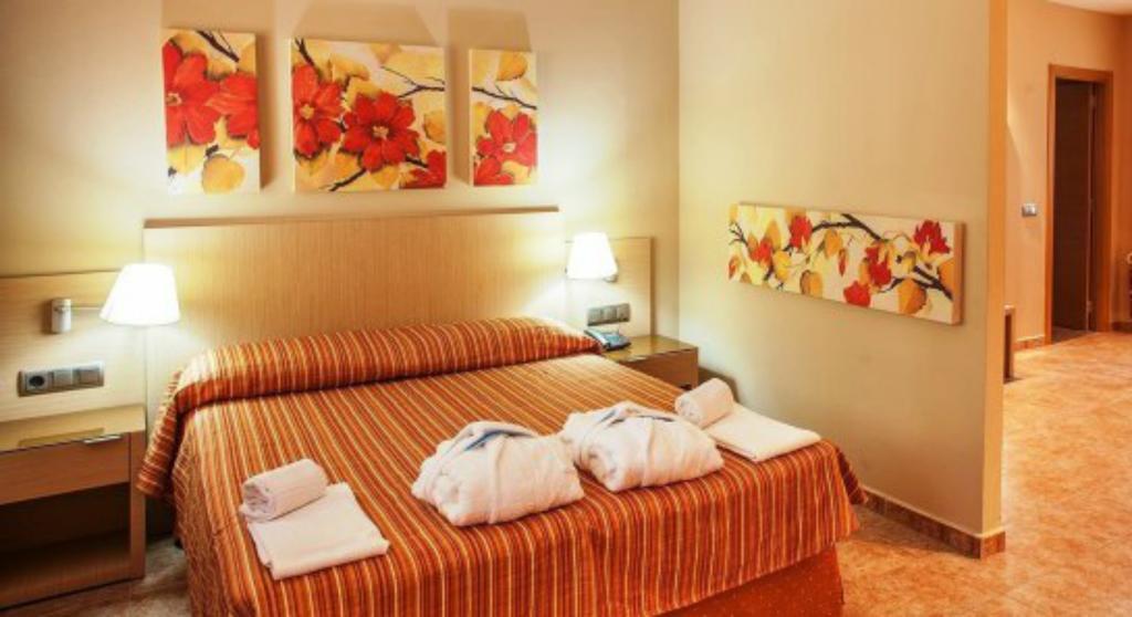 Confluent Health Resort Cofrentes Bilik gambar