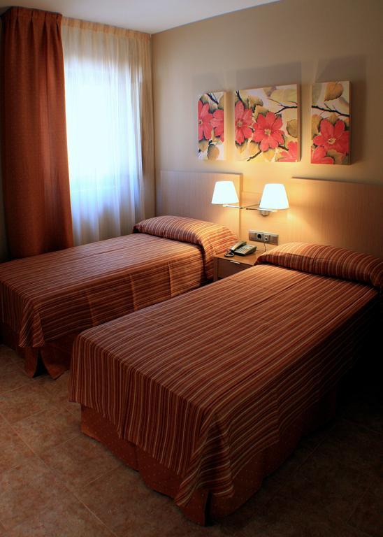 Confluent Health Resort Cofrentes Bilik gambar