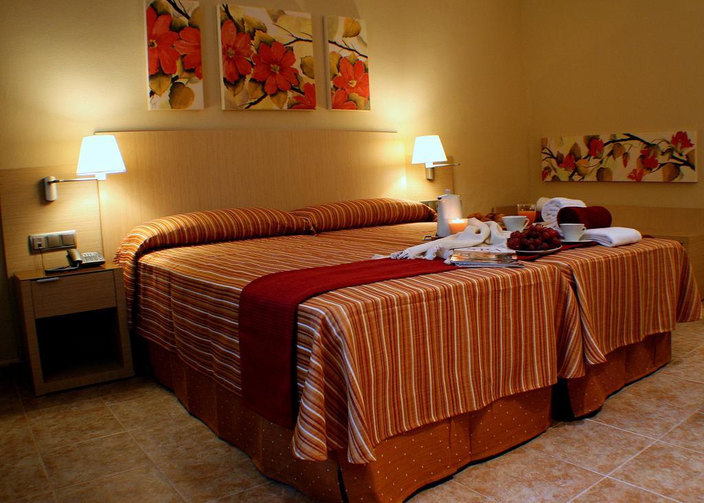 Confluent Health Resort Cofrentes Bilik gambar